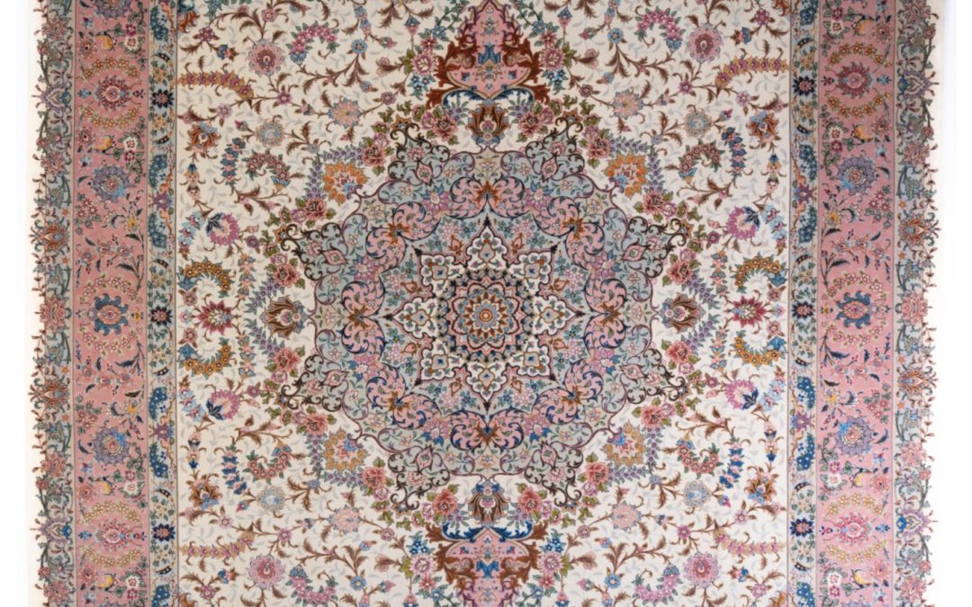 Tappeto persiano Tabriz in misto lana e seta, misura 3.00 per 2.00 metri. Motivo floreale elaborato, annodatura pregiata, ideale per arredamenti eleganti.