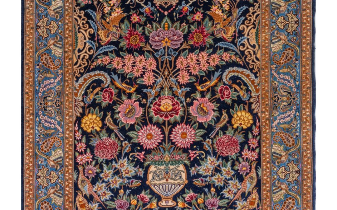Tappeto persiano Esfahan in misto lana e seta, misura 1.76 per 1.13 metri. Motivo centrale classico, bordi floreali e annodatura fine.