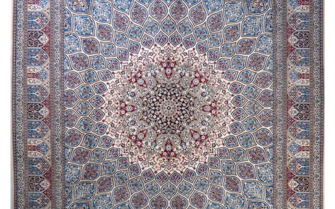 Tappeto persiano Nain in misto lana e seta, misura 3.18 per 2.20 metri. Design raffinato con medaglione centrale e bordi floreali.