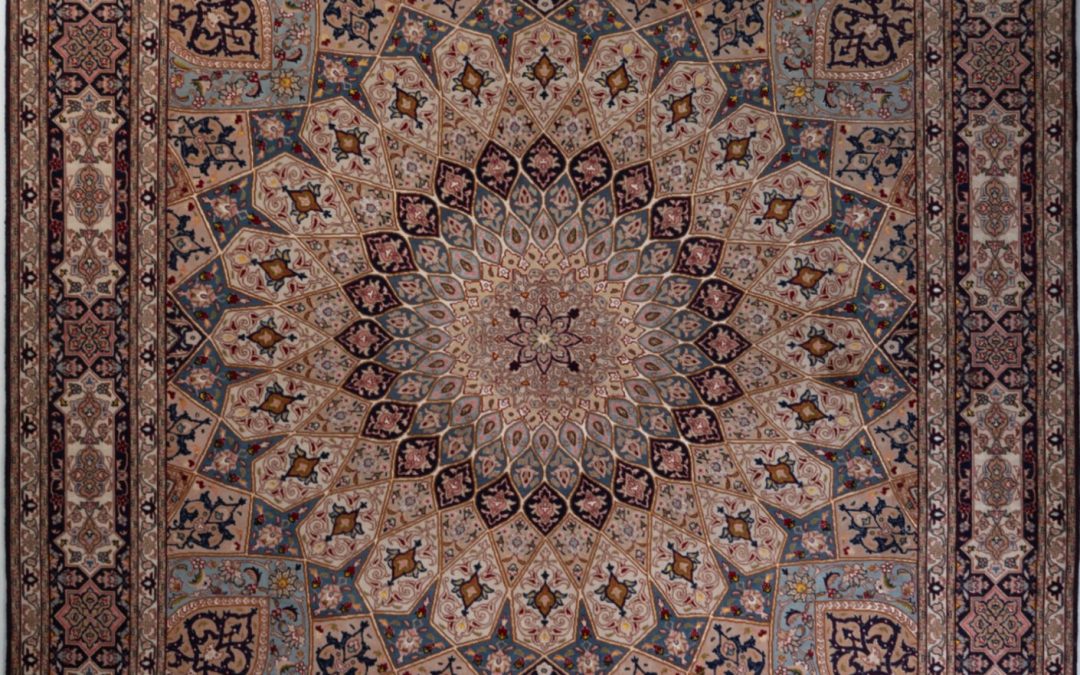 Tappeto persiano Tabriz in misto lana e seta, misura 2.50 per 2.00 metri. Disegno tradizionale con motivi floreali e lavorazione artigianale fine.