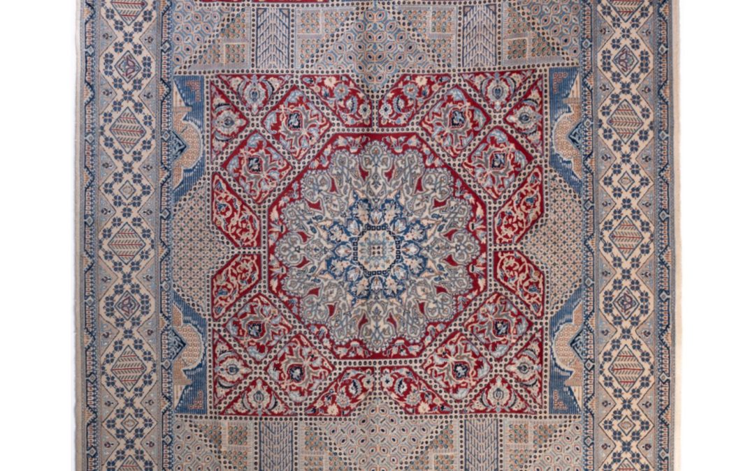 Tappeto persiano Nain in misto lana e seta, misura 2.90 per 1.67 metri. Disegno centrale classico con bordi floreali.