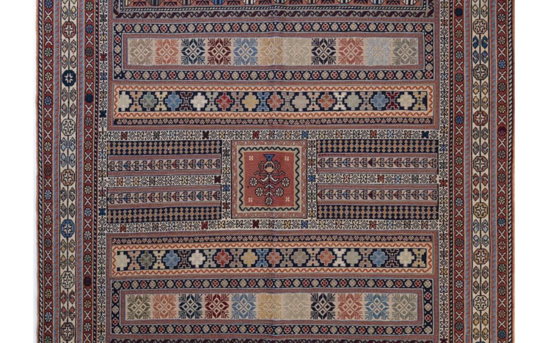 Tappeto Sumak Sirjan extra fine, misura 1.50 per 1.02 metri. Tessitura piatta con motivi geometrici e lavorazione artigianale precisa.