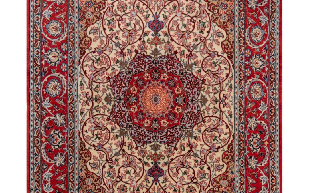 Tappeto persiano Esfahan in misto lana e seta, misura 1.67 per 1.10 metri. Motivo classico e lavorazione fine.