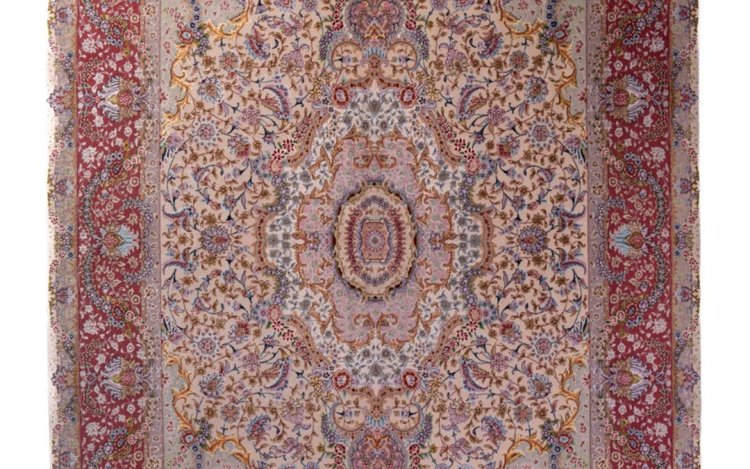 Tappeto persiano Tabriz extra fine in misto lana e seta, misura 2.24 per 1.52 metri. Motivo floreale e annodatura pregiata.