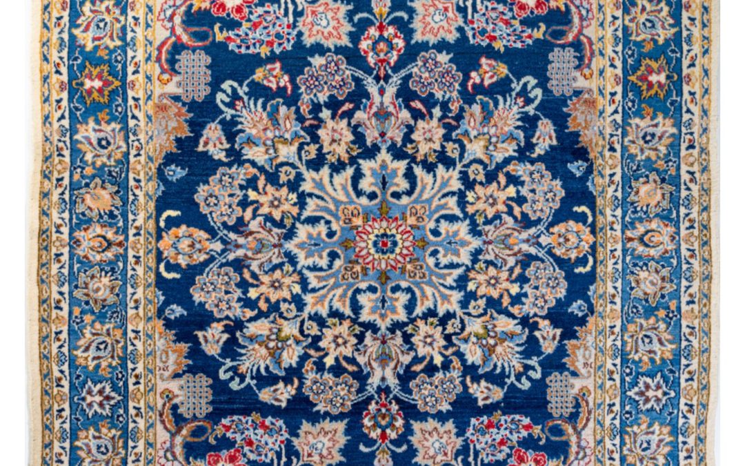 Tappeto antico Esfahan, misura 1.50 per 1.00 metri. Stile classico e piccole dimensioni.