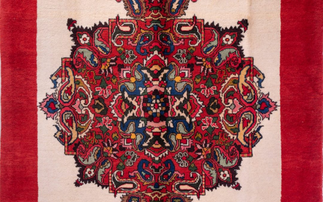 Tappeto Baktiari Moderno, misura 1.22 per 1.08 metri. Stile contemporaneo con lavorazione artigianale.