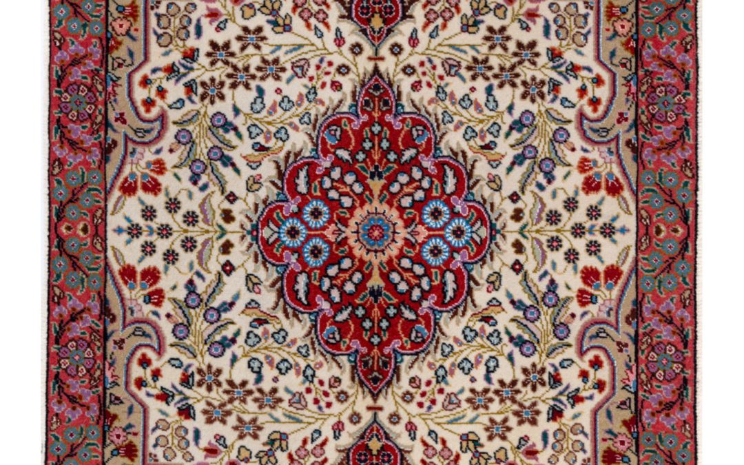 Tappeto persiano Tabriz in misto lana e seta, misura 0.93 per 0.66 metri. Motivo compatto e lavorazione fine.