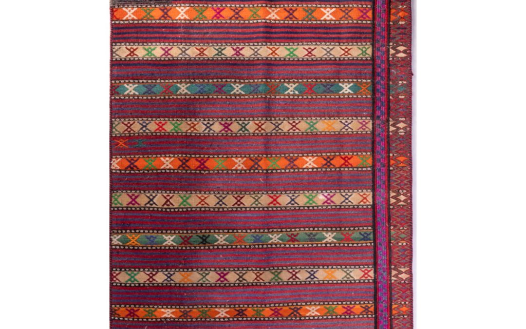 Tappeto Kilim Sumak Bakhtiari, misura 2.40 per 0.98 metri. Tessitura piatta, struttura allungata e stile tradizionale.