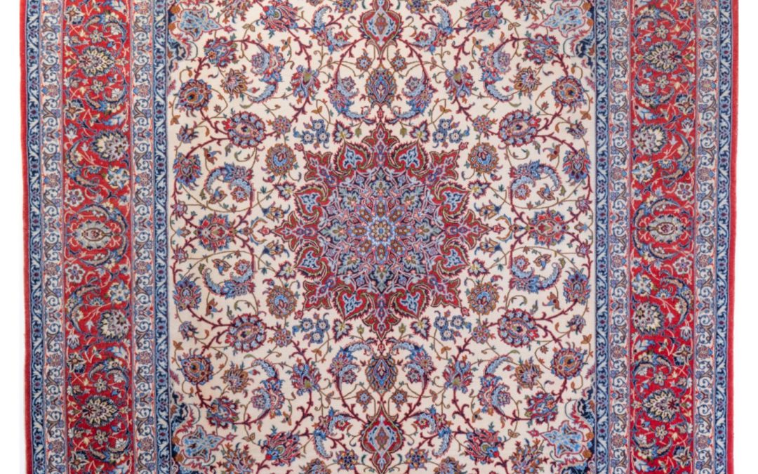 Tappeto persiano Esfahan in misto lana e seta, misura 3.02 per 2.04 metri. Motivo elegante, disegno centrale e bordi decorati.