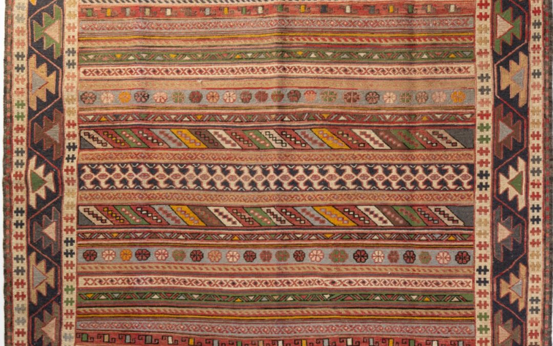 Tappeto Sumak Moghan, misura 2.00 per 1.55 metri. Tessitura piatta, disegno tradizionale e lavorazione robusta.