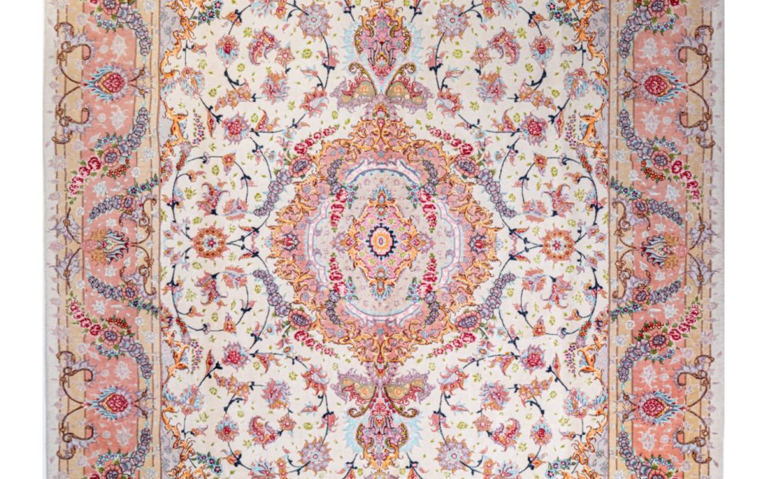 Tappeto persiano Tabriz in misto lana e seta, misura 3.12 per 2.06 metri. Disegno ricco e finitura artigianale curata nei dettagli.