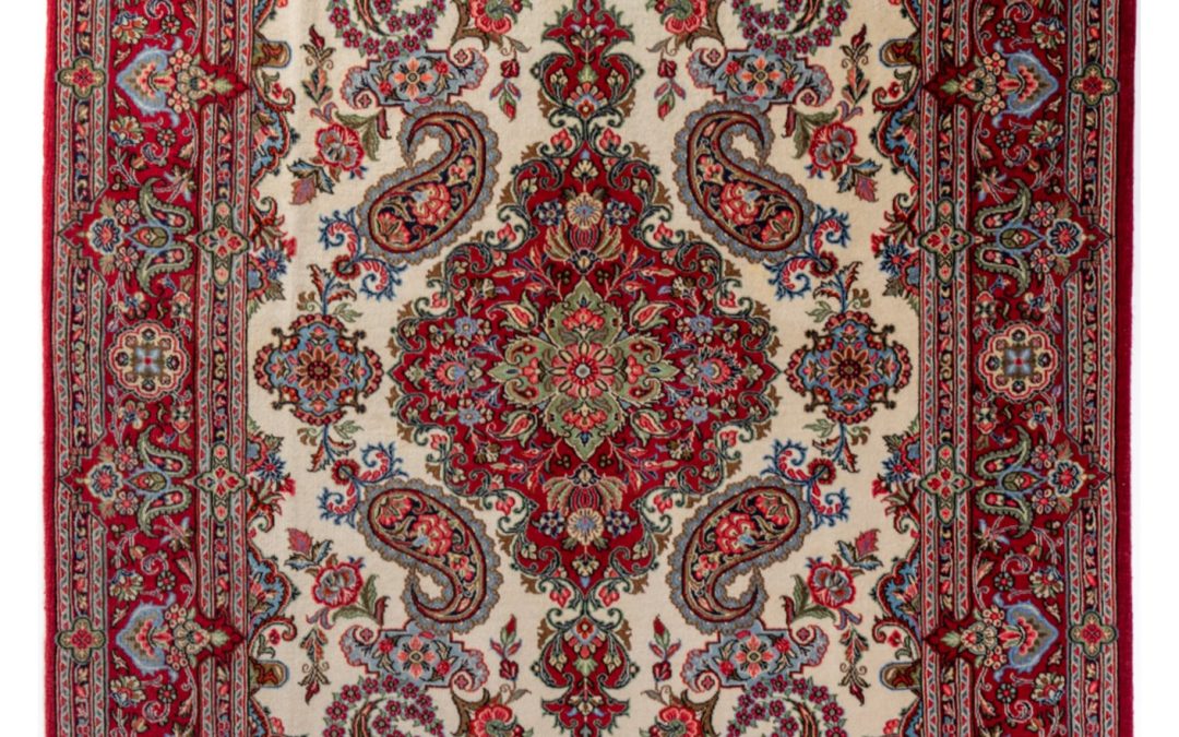 Tappeto persiano Qom in seta, misura 2.00 per 1.38 metri. Motivo elaborato, colori intensi e tessitura fitta di alta qualità.