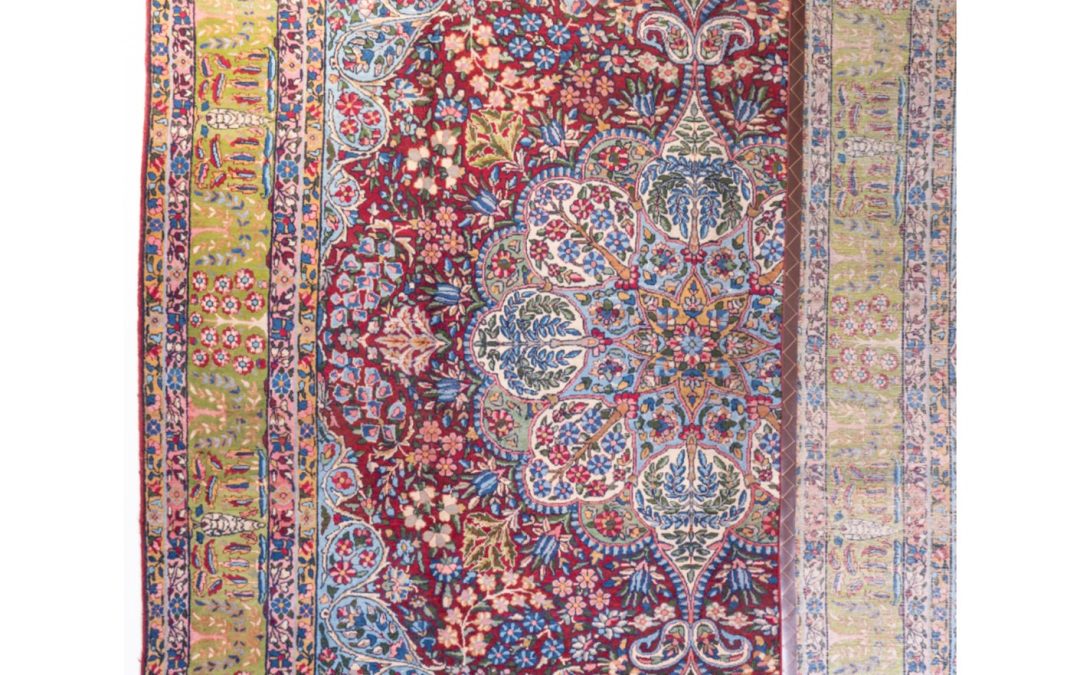 Tappeto antico Yazd, misura 3.70 per 2.71 metri. Provenienza persiana, intreccio tradizionale e grande formato.