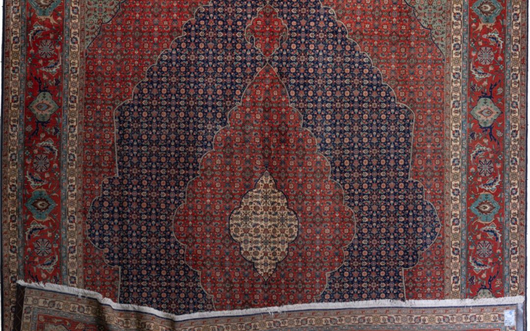 Tappeto Tabriz vecchio, misura 3.84 per 2.93 metri. Trama in lana, lavorazione artigianale e ampio formato.