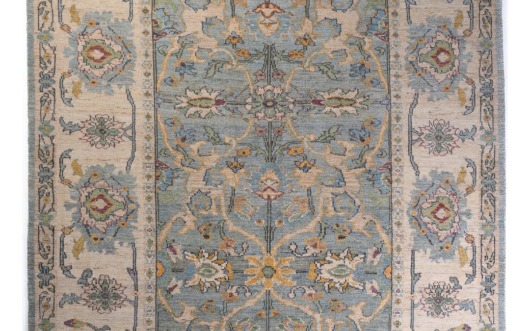 Tappeto Sultanabad, misura 3.08 per 2.28 metri. Eleganza artigianale e design classico reinterpretato.