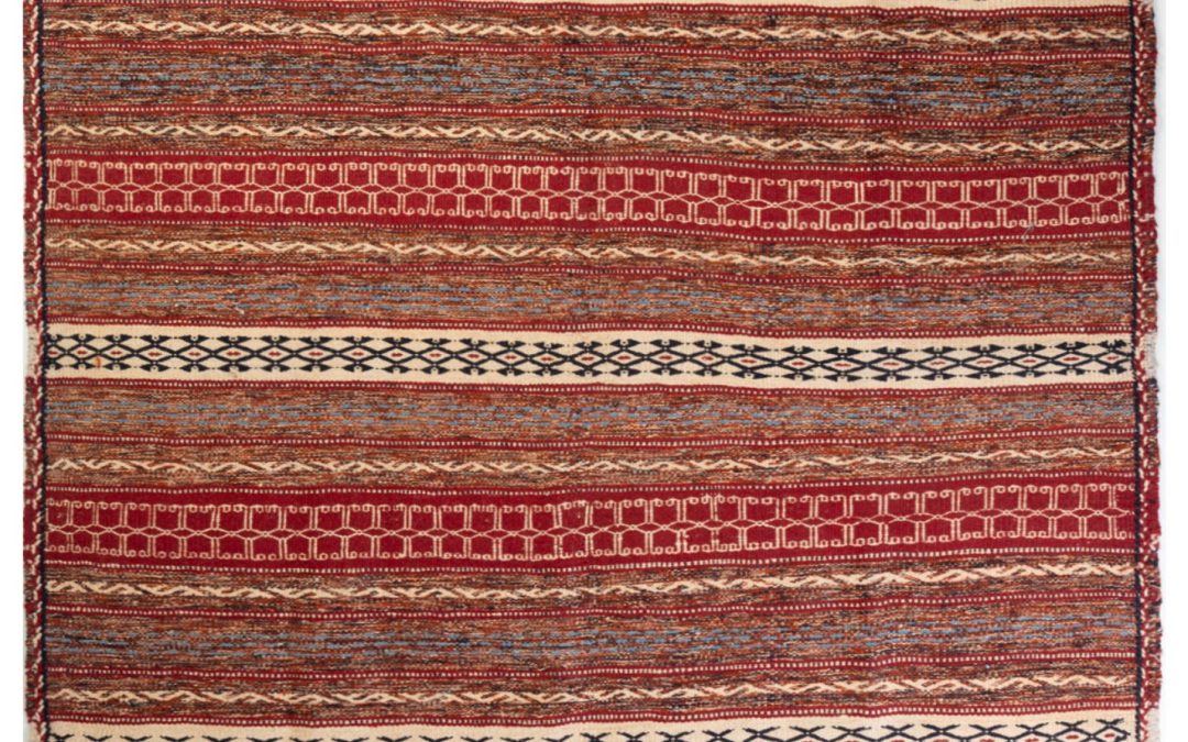 Tappeto Sumak Khorossan, misura 2.40 per 1.68 metri. Tessitura piatta e design tradizionale orientale.