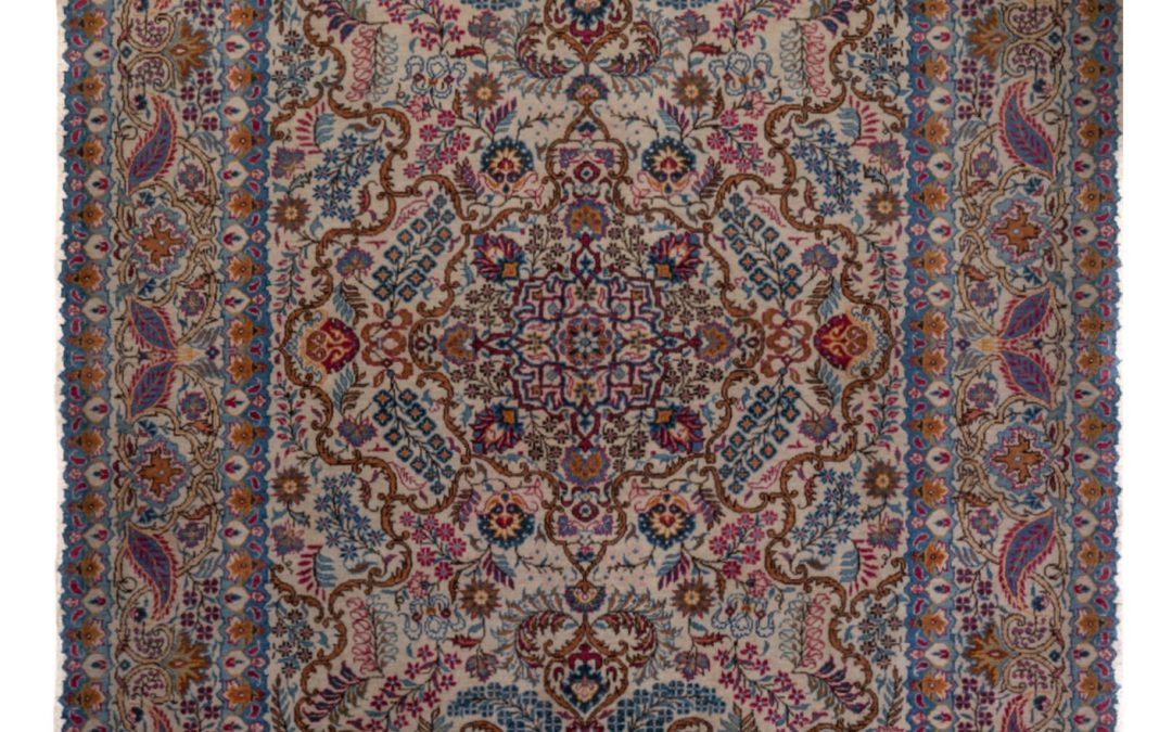 Tappeto Kashan antico, misura 2.10 per 1.36 metri. Esempio tradizionale persiano e fascino d’epoca.