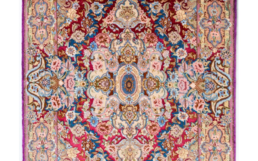 Tappeto persiano Tabriz in misto lana e seta, misura 1.50 per 1.01 metri. Esecuzione artigianale accurata e stile classico.