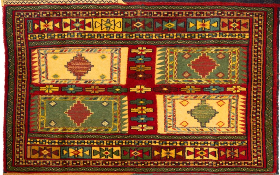 Tappeto Sumak Quchan, misura 1.80 per 1.30 metri. Tessitura piatta, manifattura artigianale e stile tradizionale tribale.