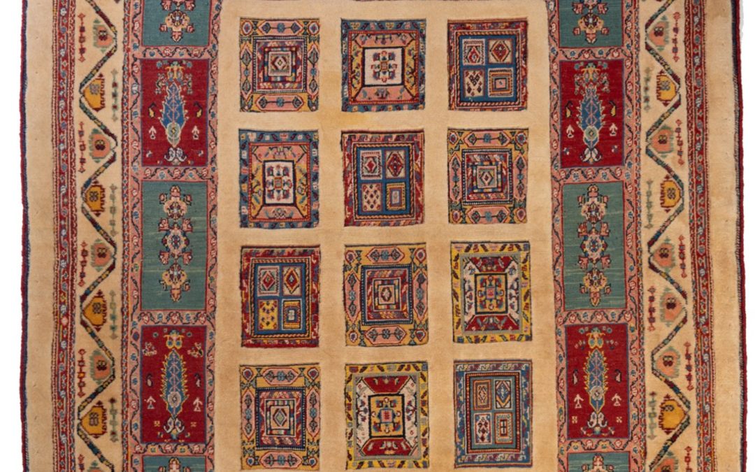 Tappeto Sumak, misura 1.88 per 1.37 metri. Tessitura piatta, intreccio solido e stile artigianale tradizionale.